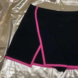 Chasse NWT Size XL  exercise skort pink trim Lycra black and pink trim